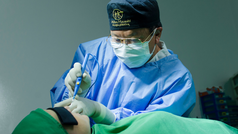 Milton Seigi Hayashi orienta escolhas seguras na cirurgia plástica.