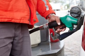 Energia solar transforma CO2 em combustível: a tecnologia que pode revolucionar a gasolina sustentável