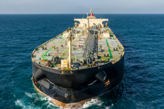 Preço do petróleo dispara com reabertura de Ormuz e pressiona economia global