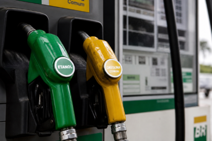 Aumento temporário do etanol na gasolina: impactos econômicos, ambientais e no bolso do consumidor