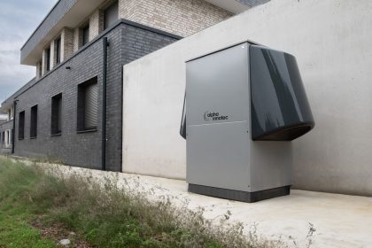 Sistema de bomba de calor instalado na área externa de um edifício contemporâneo.
