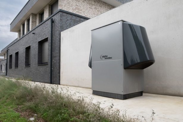 Sistema de bomba de calor instalado na área externa de um edifício contemporâneo.