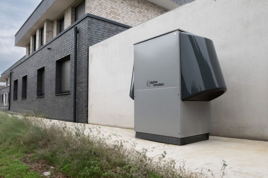 Sistema de bomba de calor instalado na área externa de um edifício contemporâneo.