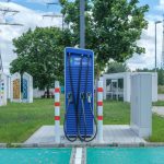 Estação pública de recarga para veículos elétricos em ambiente urbano.