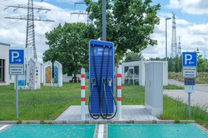 Estação pública de recarga para veículos elétricos em ambiente urbano.