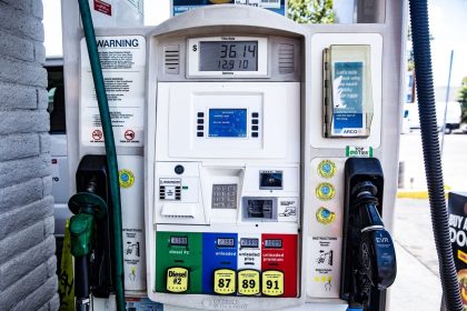 Close de uma bomba de combustível com opções de gasolina e diesel em um posto.