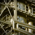 Instalação industrial formada por grandes estruturas metálicas e edifícios fabris.