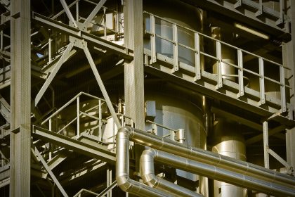 Instalação industrial formada por grandes estruturas metálicas e edifícios fabris.