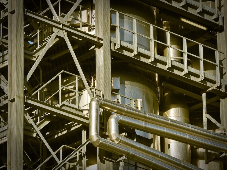 Instalação industrial formada por grandes estruturas metálicas e edifícios fabris.